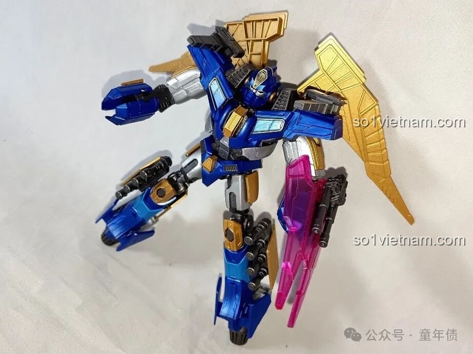 Sentinel Prime được trang bị súng năng lượng và các phụ kiện khác, sẵn sàng cho mọi trận chiến trong vũ trụ Transformers.