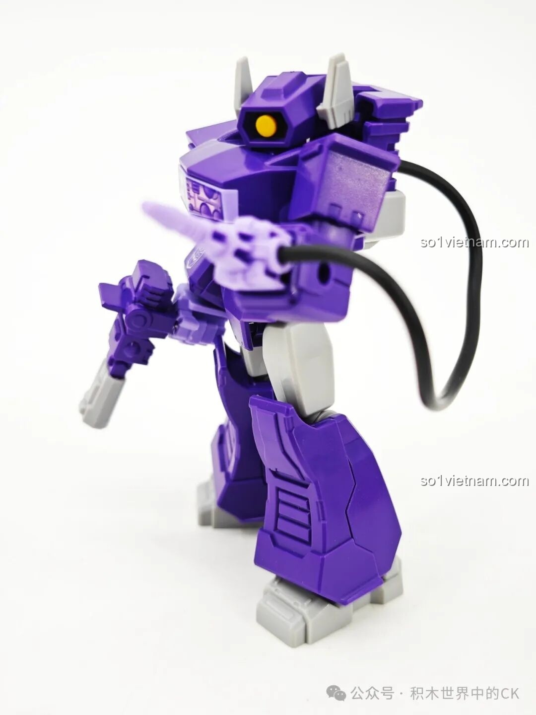 Mô hình Shockwave BLOKEES 71104 Transformers đang tạo dáng hành động, thể hiện sự linh hoạt của khớp nối.