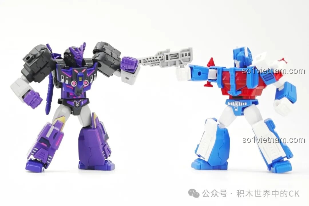 Ảnh chụp Shockwave và Ultra Magnus đối đầu, thể hiện khả năng tạo cảnh chiến đấu của bộ BLOKEES 71104 Transformers.