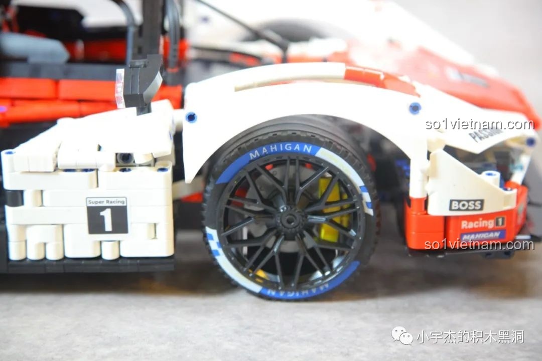 Nhìn ngang bộ lắp ráp Porsche 963 GULY