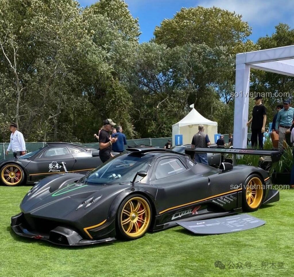 Hình ảnh siêu xe Pagani Zonda R màu đen với la-zăng vàng óng ánh ngoài đời thực, nguồn cảm hứng cho bộ lắp ráp RASTAR 93900.