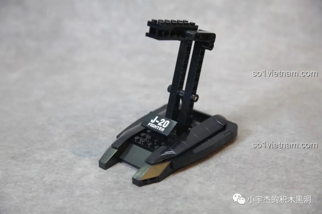 Mô hình Sluban J-20 M38-B1187 Tiêm Kích Tàng Hình Sơn Kim Loại từ một góc nhìn khác, làm nổi bật đường nét khí động học và lớp sơn kim loại.