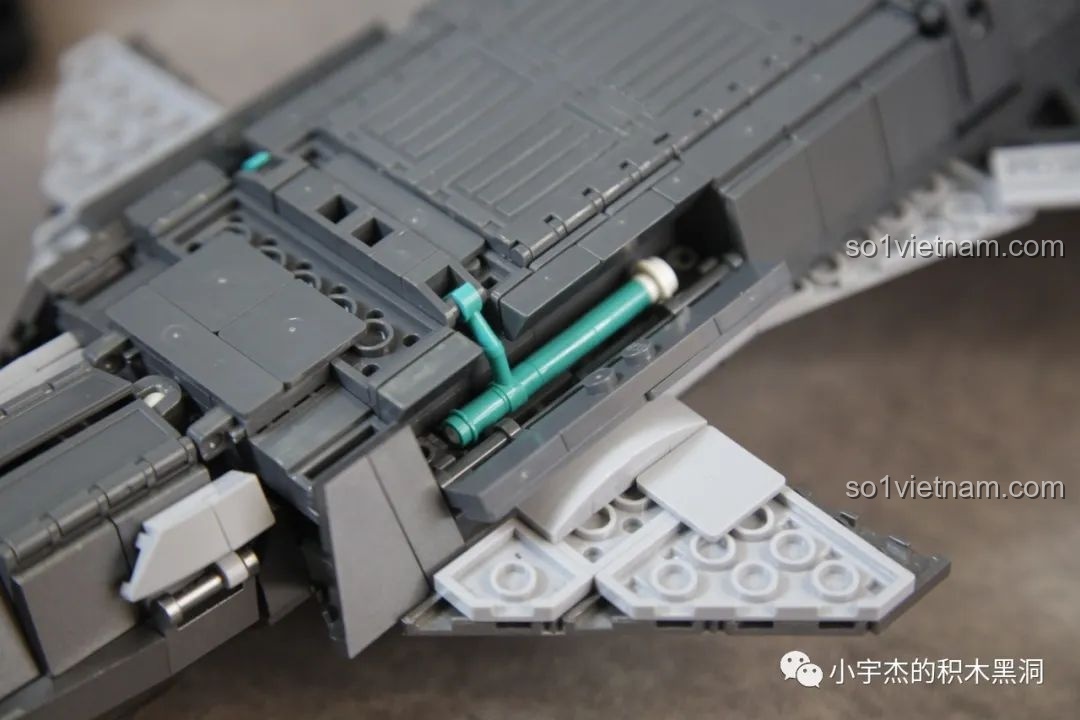 Mô hình Sluban J-20 M38-B1187 Tiêm Kích Tàng Hình Sơn Kim Loại trên đế trưng bày, nhìn từ bên cạnh, làm nổi bật đường nét thon gọn.