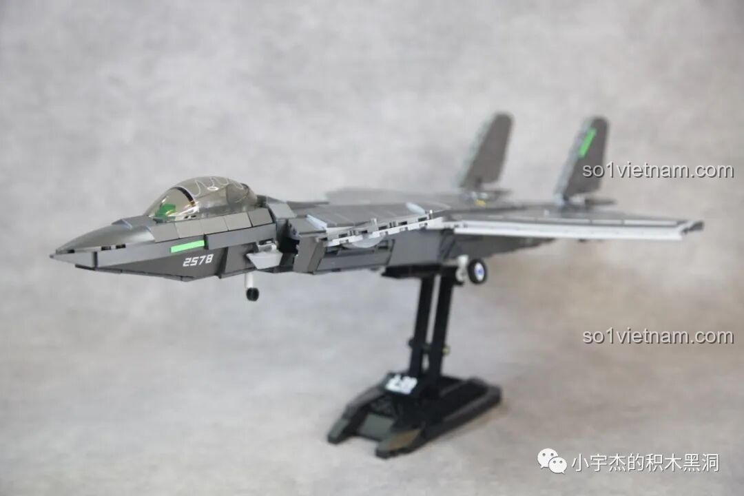 Mô hình Sluban J-20 M38-B1187 Tiêm Kích Tàng Hình Sơn Kim Loại đặt trên đế trưng bày, nhìn từ phía trước, làm nổi bật thiết kế tàng hình.