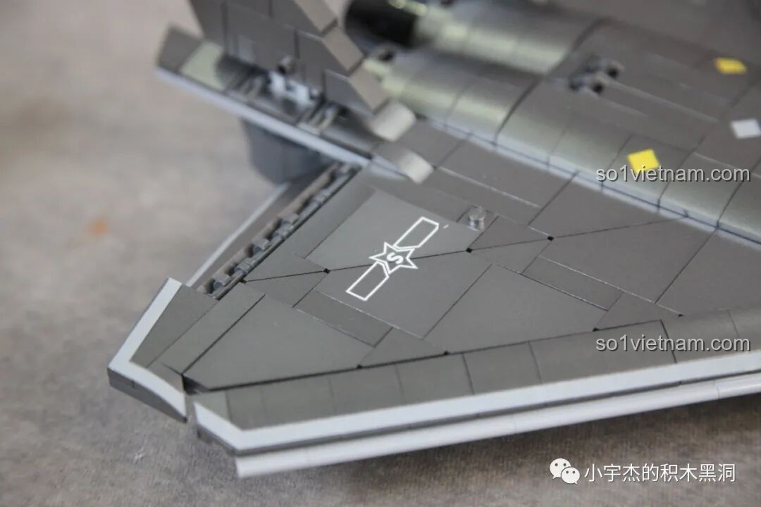 Mô hình Sluban J-20 M38-B1187 Tiêm Kích Tàng Hình Sơn Kim Loại trên đế trưng bày, thể hiện sự hoàn hảo và sẵn sàng cho bộ sưu tập.