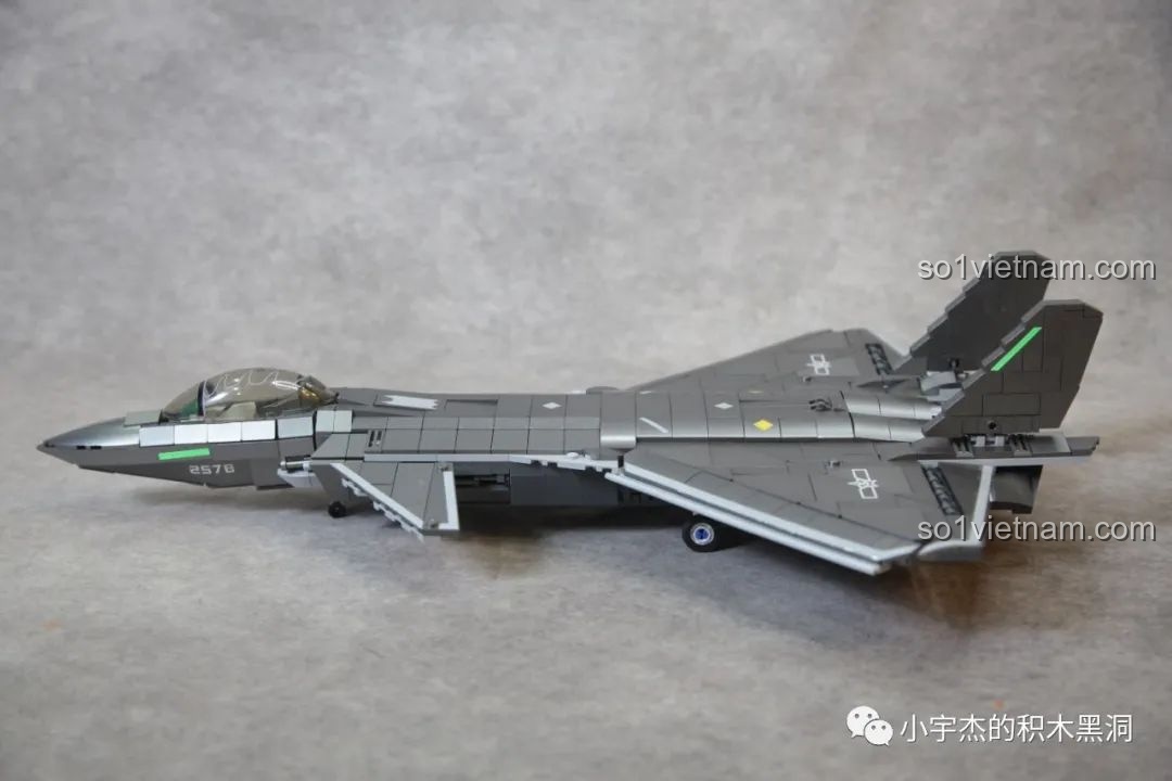 Mô hình Sluban J-20 M38-B1187 Tiêm Kích Tàng Hình Sơn Kim Loại đặt trên đế trưng bày, thể hiện vẻ đẹp tổng thể và chi tiết.