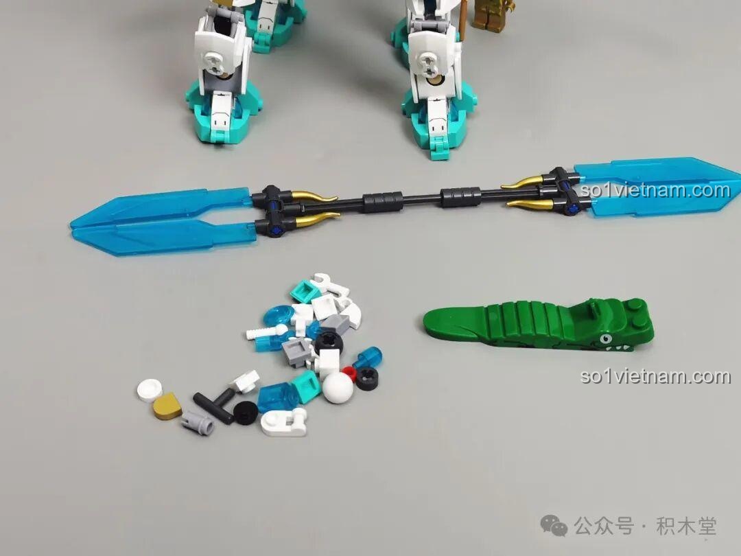 Các mảnh ghép nhỏ và vũ khí giáo hai lưỡi của Sluban M38-B1059 Bạch Long Mã, cho thấy chất lượng và độ khít của chi tiết.