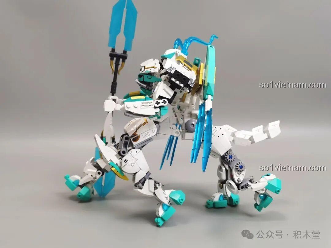 Sluban M38-B1059 Bạch Long Mã dạng cơ giáp đứng thẳng với vũ khí trên tay, trông cực kỳ oai vệ và mạnh mẽ.
