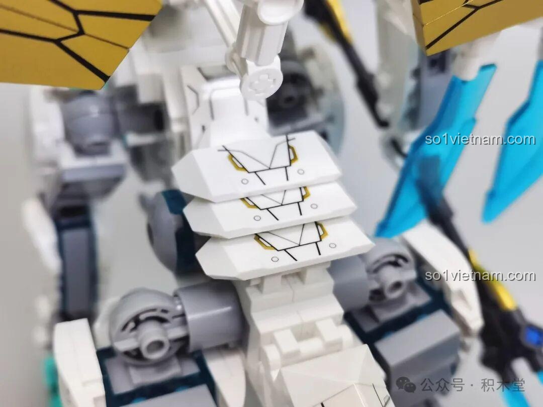 Cận cảnh giáp lưng của Sluban M38-B1059 Bạch Long Mã, với các lớp vảy rồng được xếp chồng lên nhau, tạo hiệu ứng thị giác tốt.