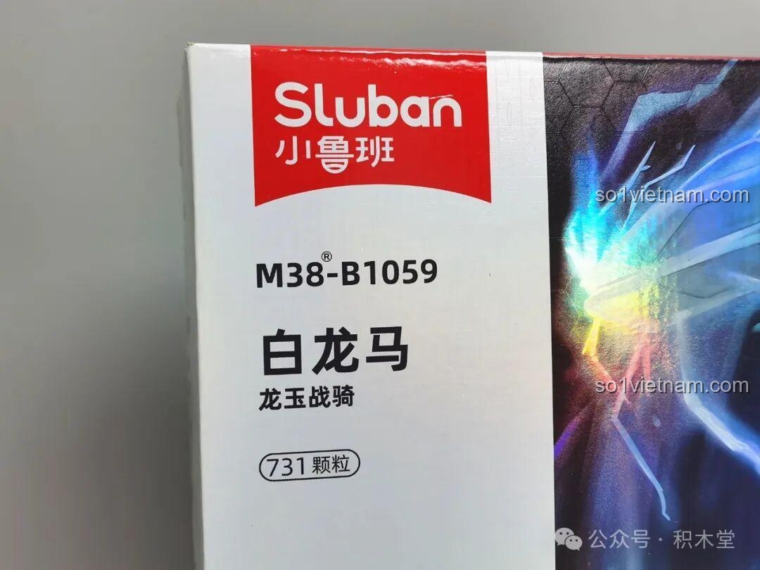 Cận cảnh logo Sluban và mã sản phẩm M38-B1059 Bạch Long Mã cùng số lượng 731 chi tiết trên hộp.