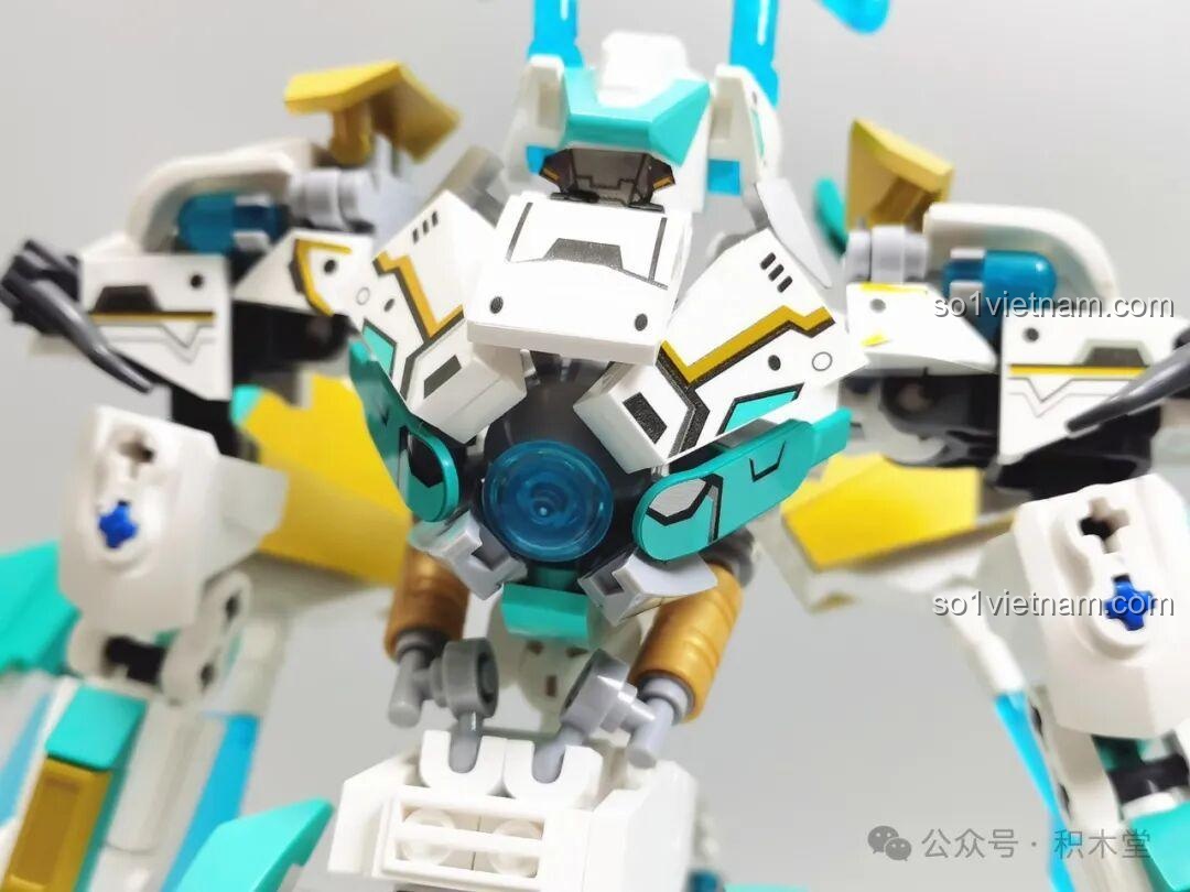 Cận cảnh lõi năng lượng màu xanh dương ở ngực của Sluban M38-B1059 Bạch Long Mã, có thể mở ra để lộ cấu trúc bên trong.