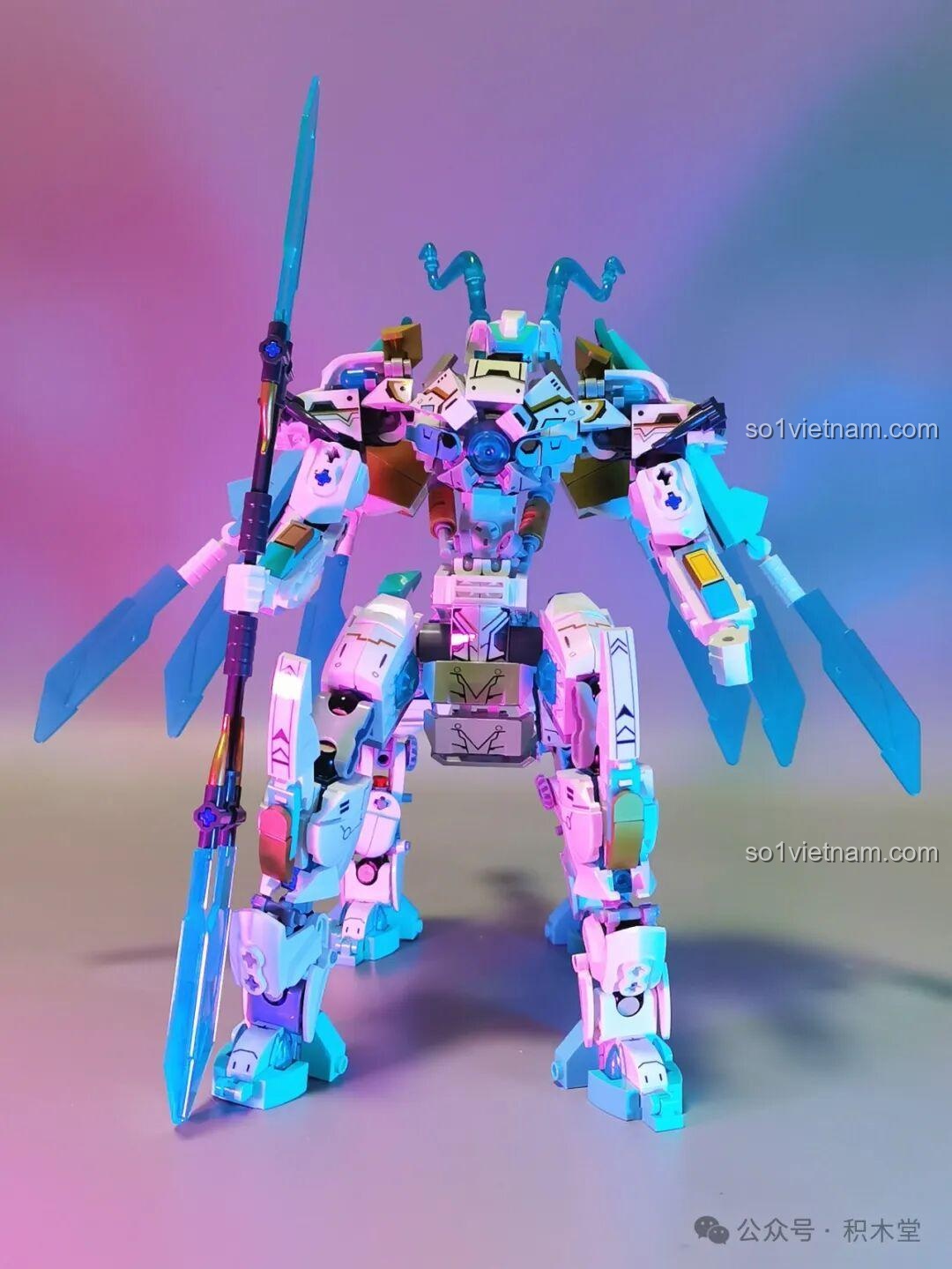 Mô hình Sluban M38-B1059 Bạch Long Mã dạng cơ giáp đứng thẳng, với vũ khí giáo hai lưỡi, trông rất oai vệ và mạnh mẽ.