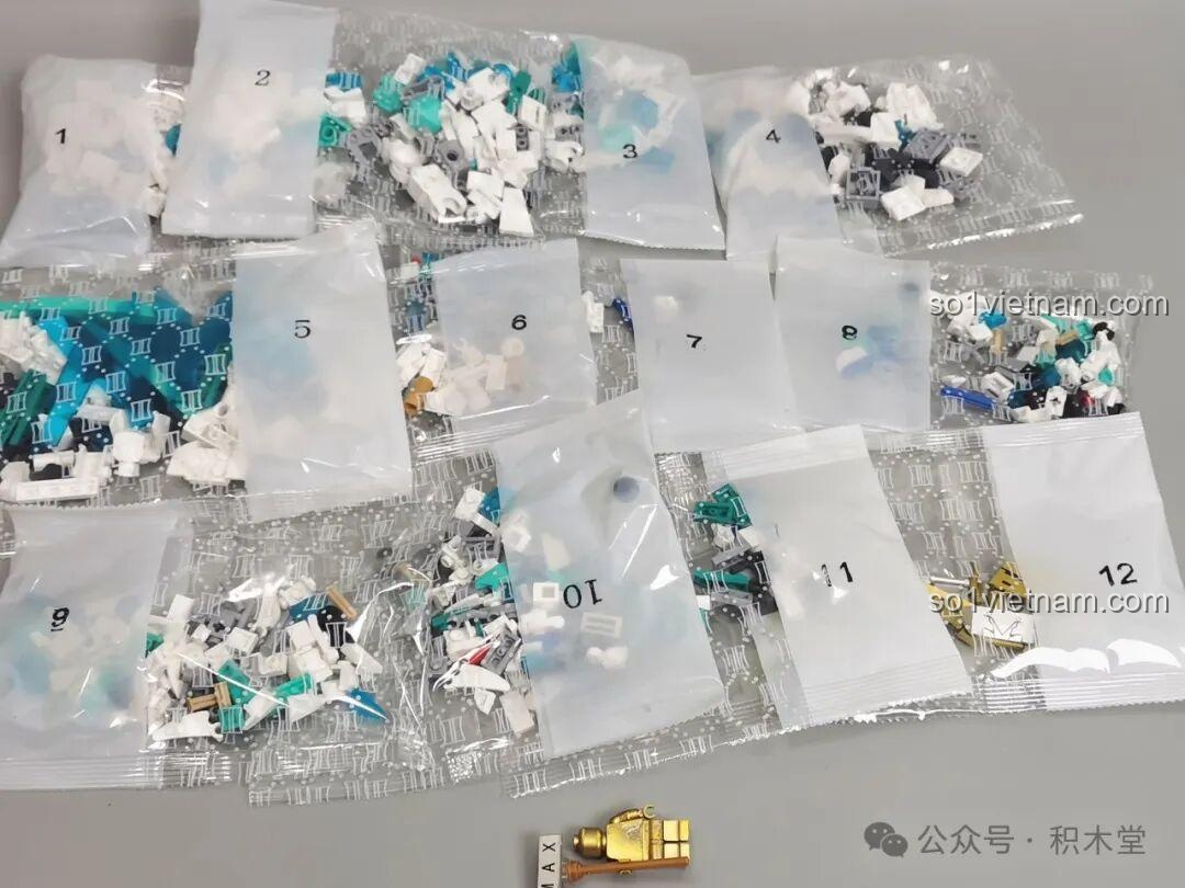 Các túi linh kiện của bộ lắp ghép Sluban M38-B1059 Bạch Long Mã, 731 mảnh, đồ chơi lắp ráp chất lượng cao