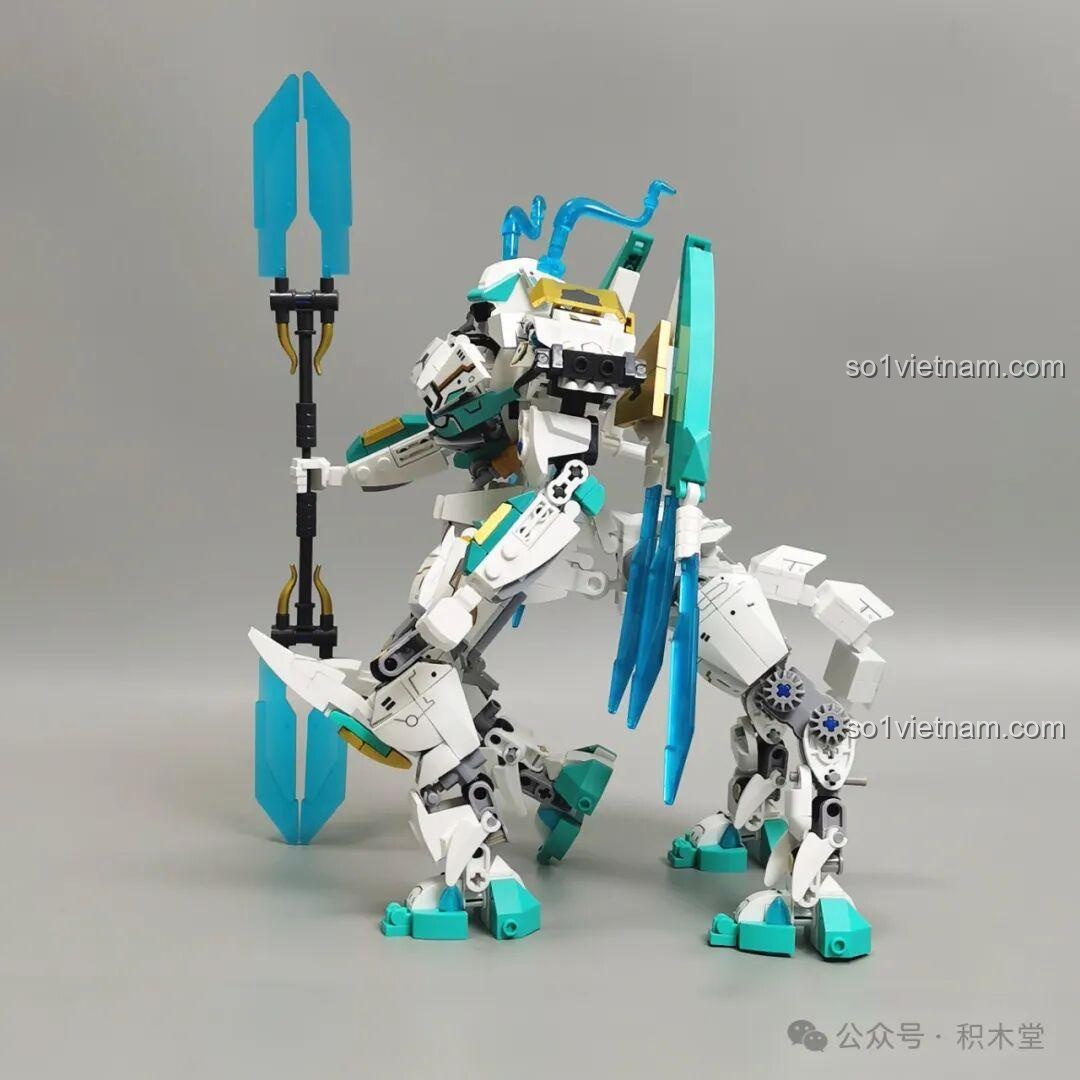 Mô hình Sluban M38-B1059 Bạch Long Mã Chiến Kỵ Rồng Ngọc hoàn chỉnh, cầm giáo hai lưỡi trong tư thế chiến đấu.