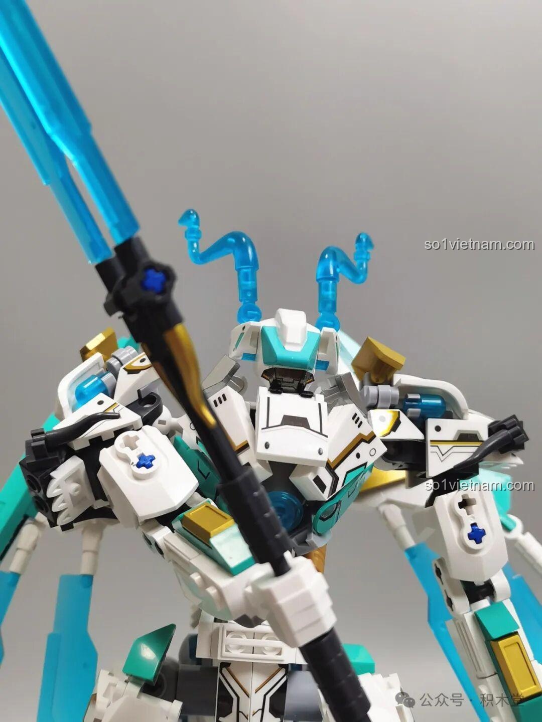 Sluban M38-B1059 Bạch Long Mã tạo dáng hai chân trước nhấc lên khỏi mặt đất, thể hiện khả năng giữ thăng bằng tuyệt vời.