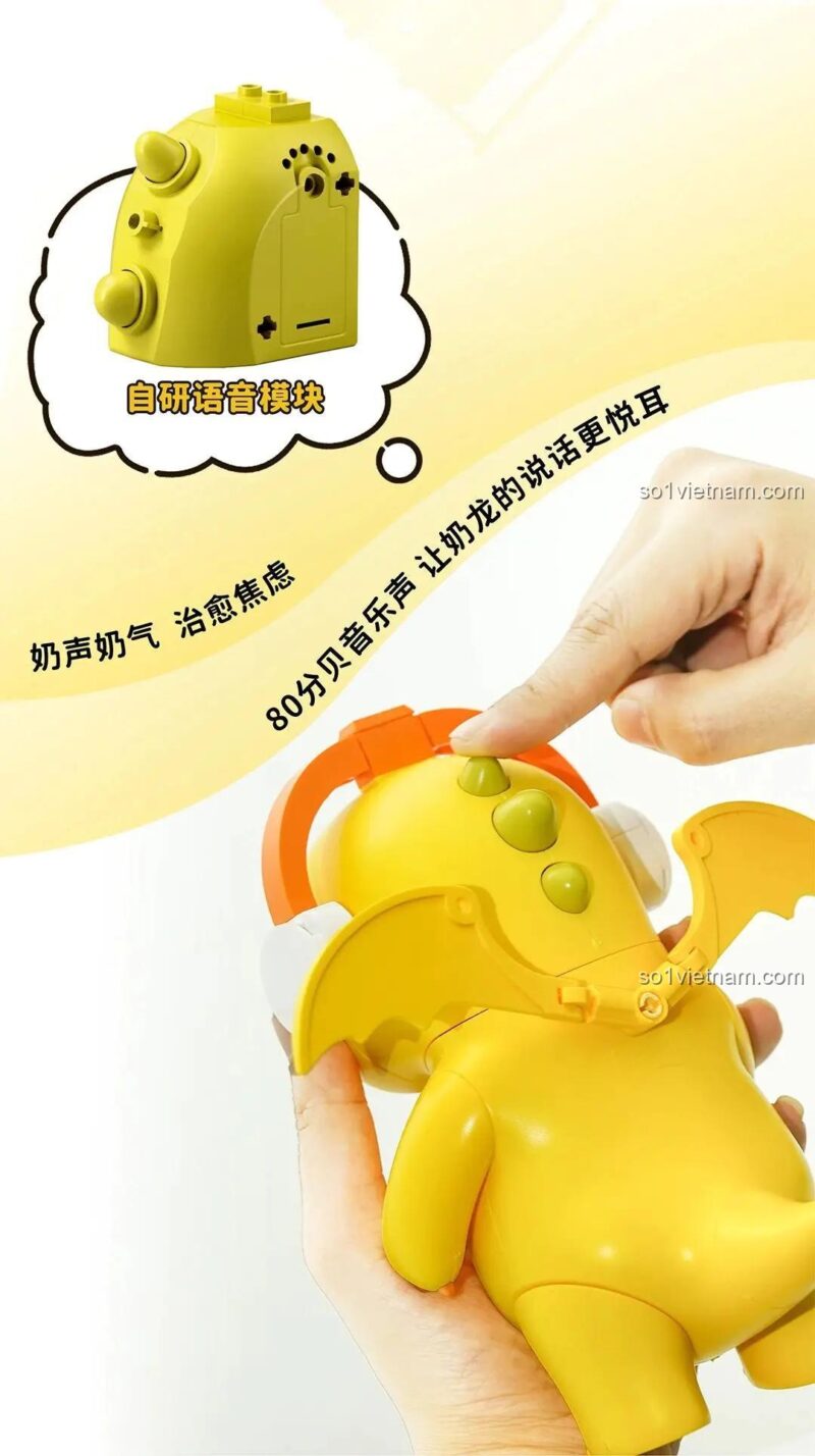 Cận cảnh module âm thanh tích hợp bên trong bộ đồ chơi Nai Long, có khả năng phát nhạc và giọng nói của nhân vật.