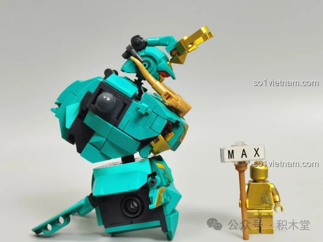 Góc nhìn nghiêng của phần thân trên Thanh Long Cơ Giáp M38-B1235, cho thấy dáng hơi gù lưng. Robot Rồng Xanh 1235 đáng tiền.