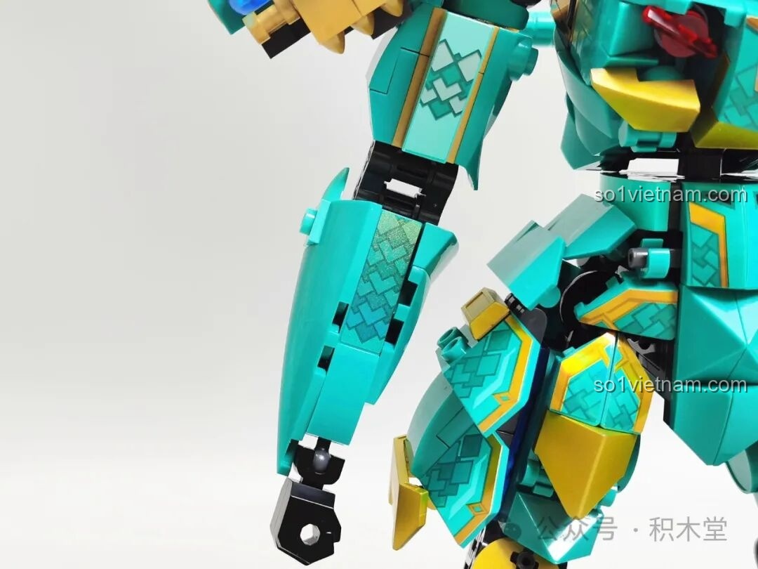 Thanh Long Cơ Giáp M38-B1235 của Sluban cầm cung tên, tạo dáng chiến đấu. Sluban M38 B1235 Thanh Long Cơ Giáp Thiên Vương Giả Sơn Hải Kinh tiết kiệm.
