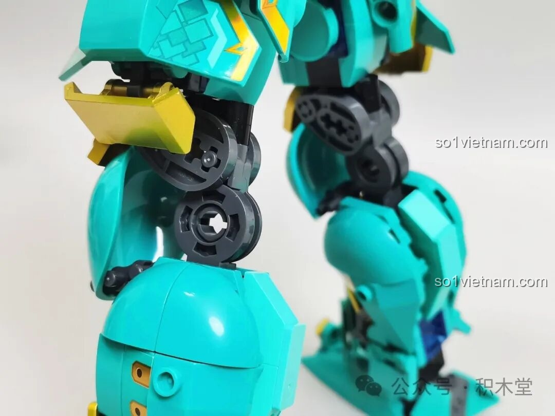 Thanh Long Cơ Giáp M38-B1235 của Sluban cầm kiếm lớn, sẵn sàng chiến đấu. Thanh Long Cơ Giáp M38B1235 hợp túi tiền.