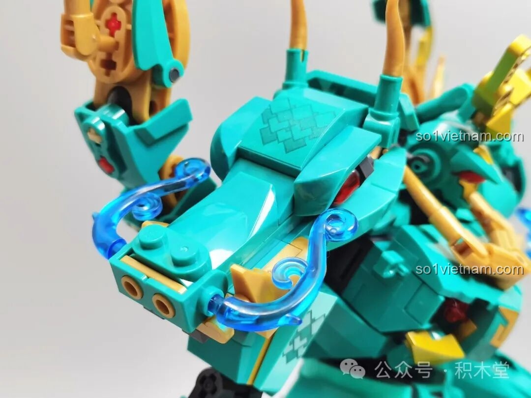 Thanh Long Cơ Giáp M38-B1235 của Sluban trong tư thế chiến đấu năng động với kiếm và cung tên. Bộ lắp ghép Mô hình Thanh Long cho con trai 6+.