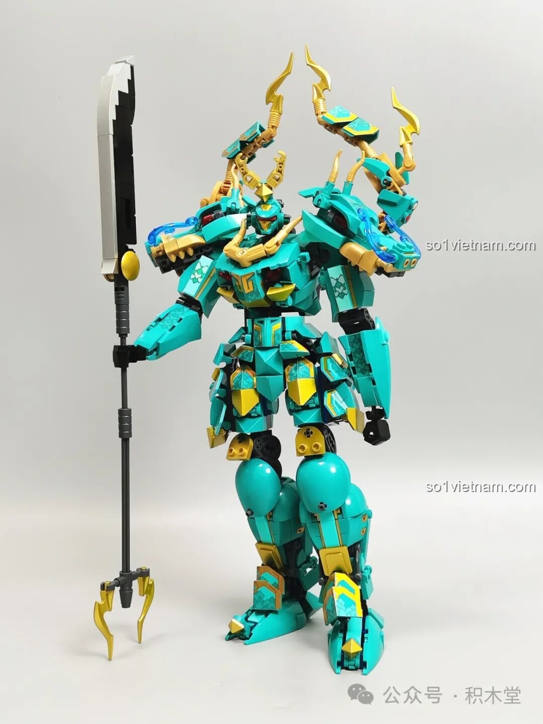 Mô hình Thanh Long Cơ Giáp M38-B1235 của Sluban đã hoàn thiện, đứng oai vệ với vũ khí. Review Sluban M38-B1235 Robot Rồng Xanh.