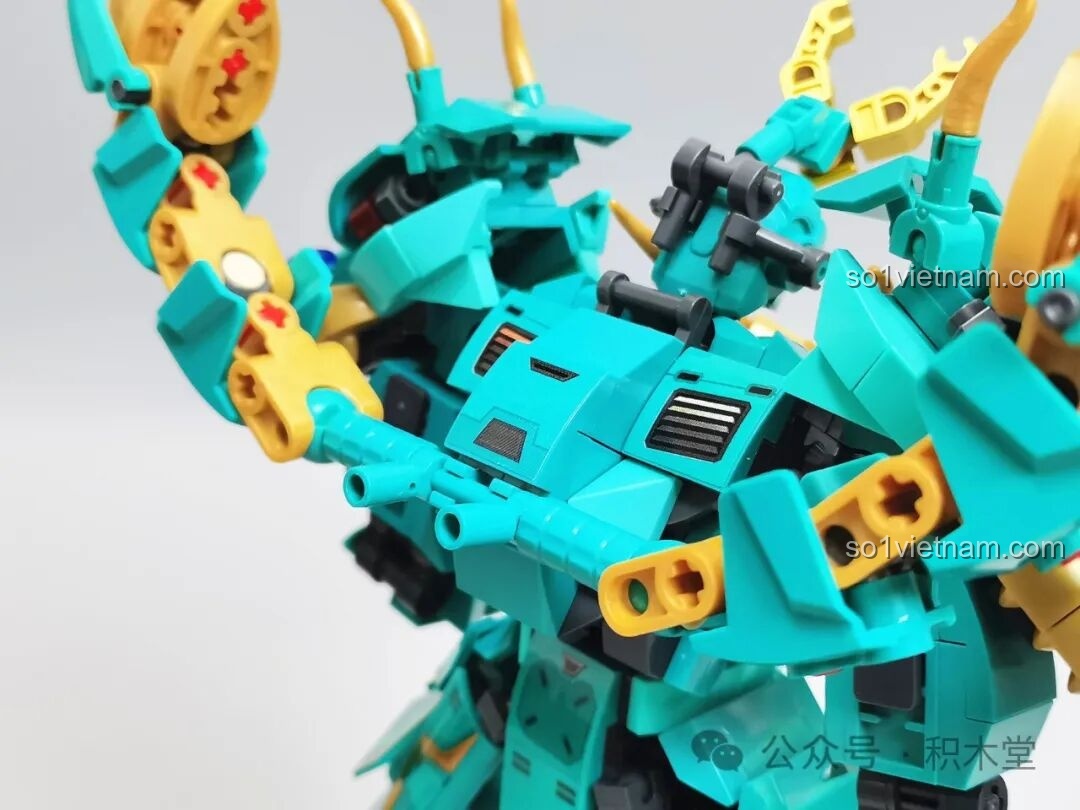 Hai mô hình Thanh Long Cơ Giáp M38-B1235 và Bạch Hổ Cơ Giáp của Sluban đứng cạnh nhau. Sluban M38-B1235 Cơ Giáp Rồng Xanh đáng tiền.