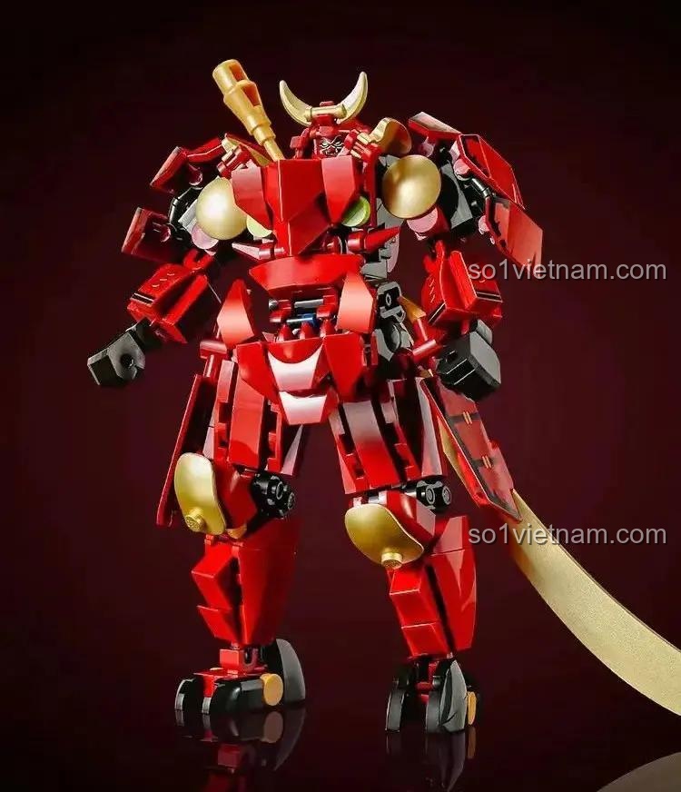 Góc nhìn chéo của đồ chơi lắp ráp Mô hình Samurai Quỷ 1311, thể hiện chi tiết bộ giáp đỏ và vàng.