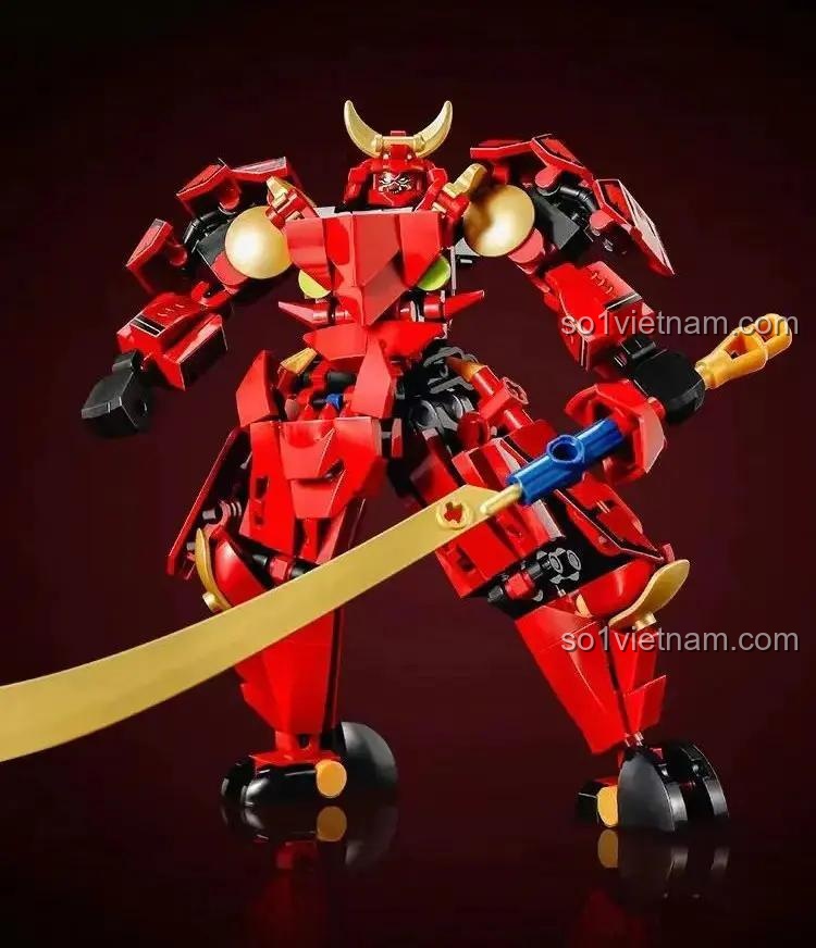 Mô hình Robot Oni Musha Sluban M38B1311 sau khi lắp ráp, tư thế đứng chính diện oai vệ, phù hợp cho bé trai 8 tuổi.