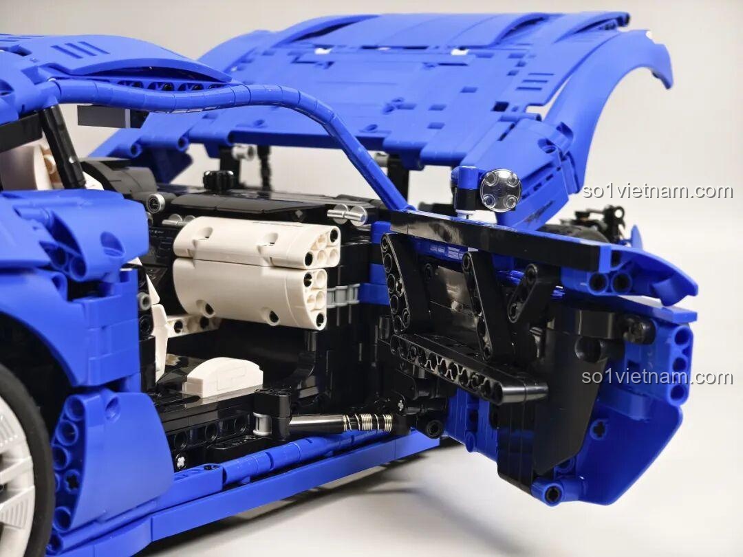 So sánh Reobrix 11010 Maserati GranTurismo 1:8 và mô hình nhỏ hơn nhìn từ bên hông.