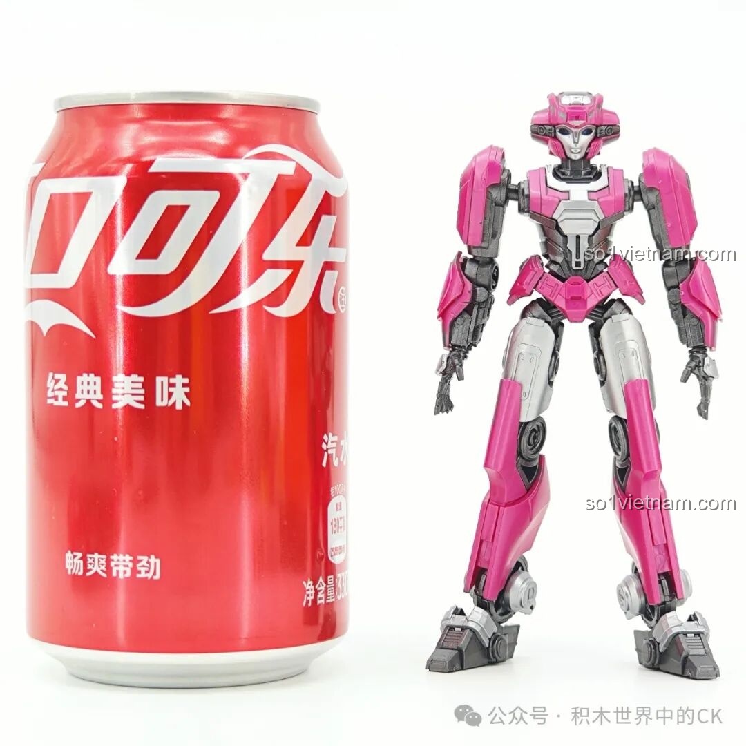 So sánh kích thước mô hình robot Elita-1 Blokees chất lượng cao giá tốt với một lon nước ngọt, cao khoảng 11.8cm.