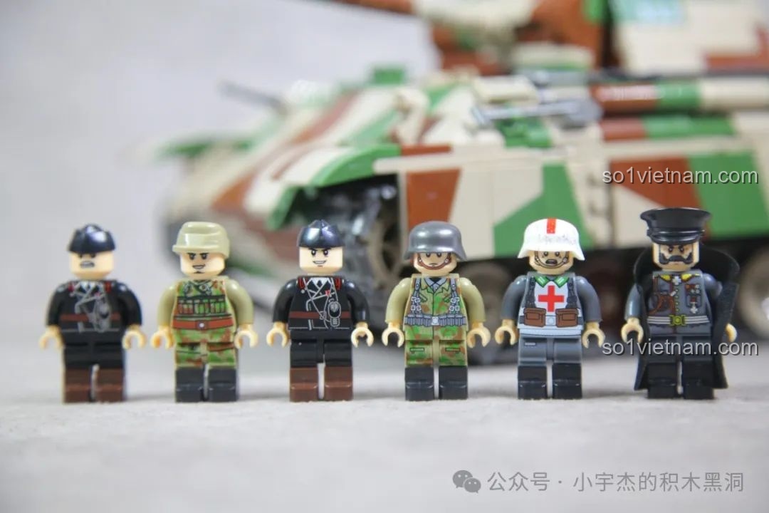 So sánh kích thước góc nghiêng giữa hai mẫu xe tăng Panther, làm nổi bật sự khác biệt về tỷ lệ.