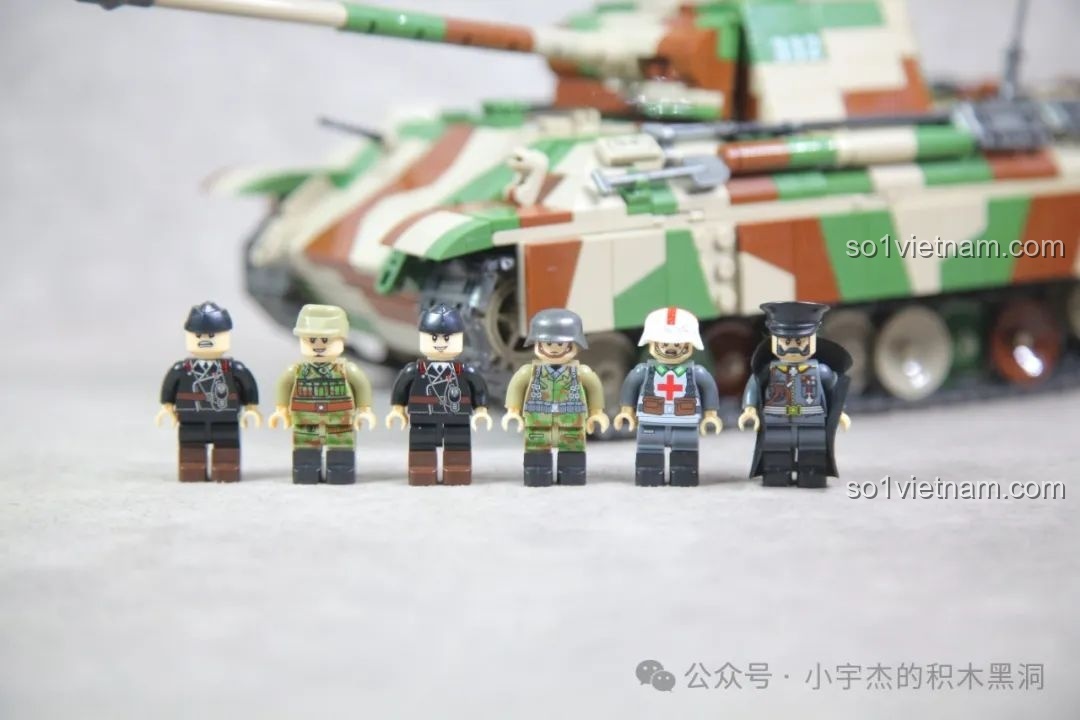 So sánh kích thước từ trên xuống, cho thấy mẫu Panther G 100252 lớn hơn đáng kể so với mẫu cũ.