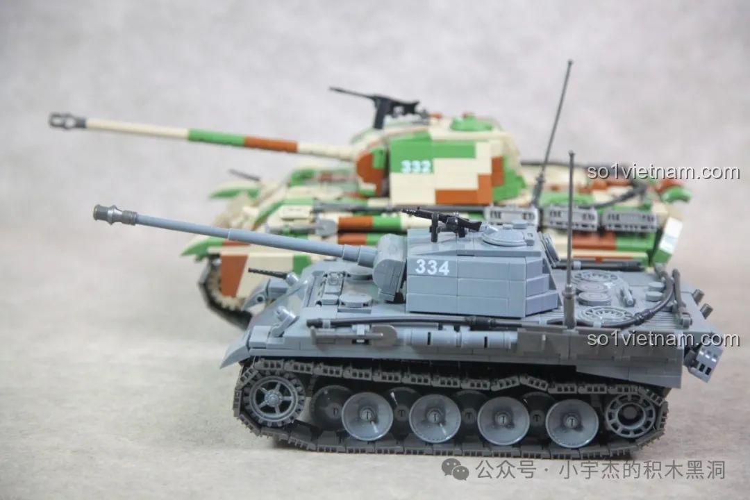 So sánh kích thước giữa mô hình xe tăng Panther G 100252 (ngụy trang) và một mẫu xe tăng Panther khác (màu xám).