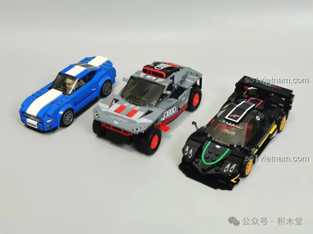 So sánh kích thước của mô hình RASTAR 93900 Pagani Zonda R với hai mô hình xe khác, cho thấy sự nổi bật trong thiết kế.