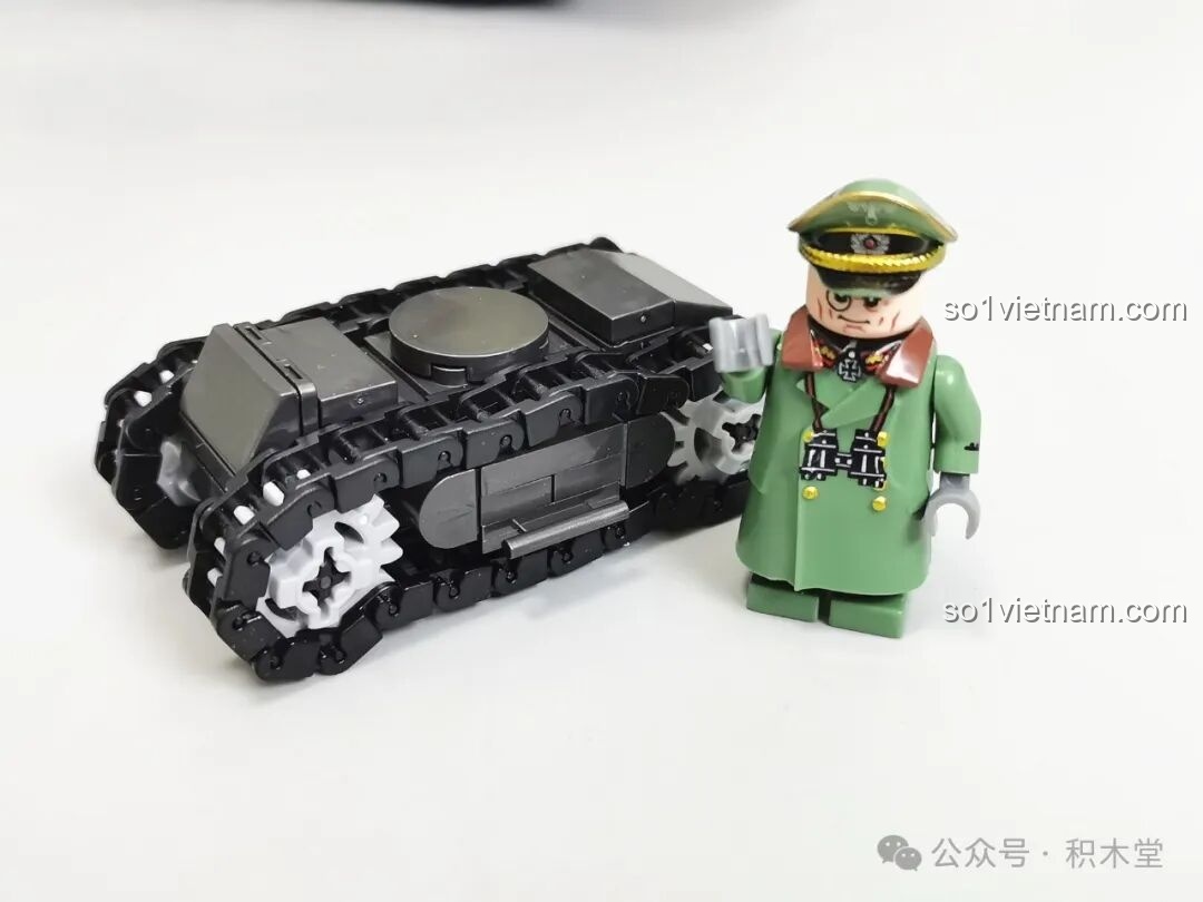 So sánh kích thước xe tăng Maus 12GO 98002 với các mẫu xe tăng Đức khác, thể hiện sự đồ sộ.