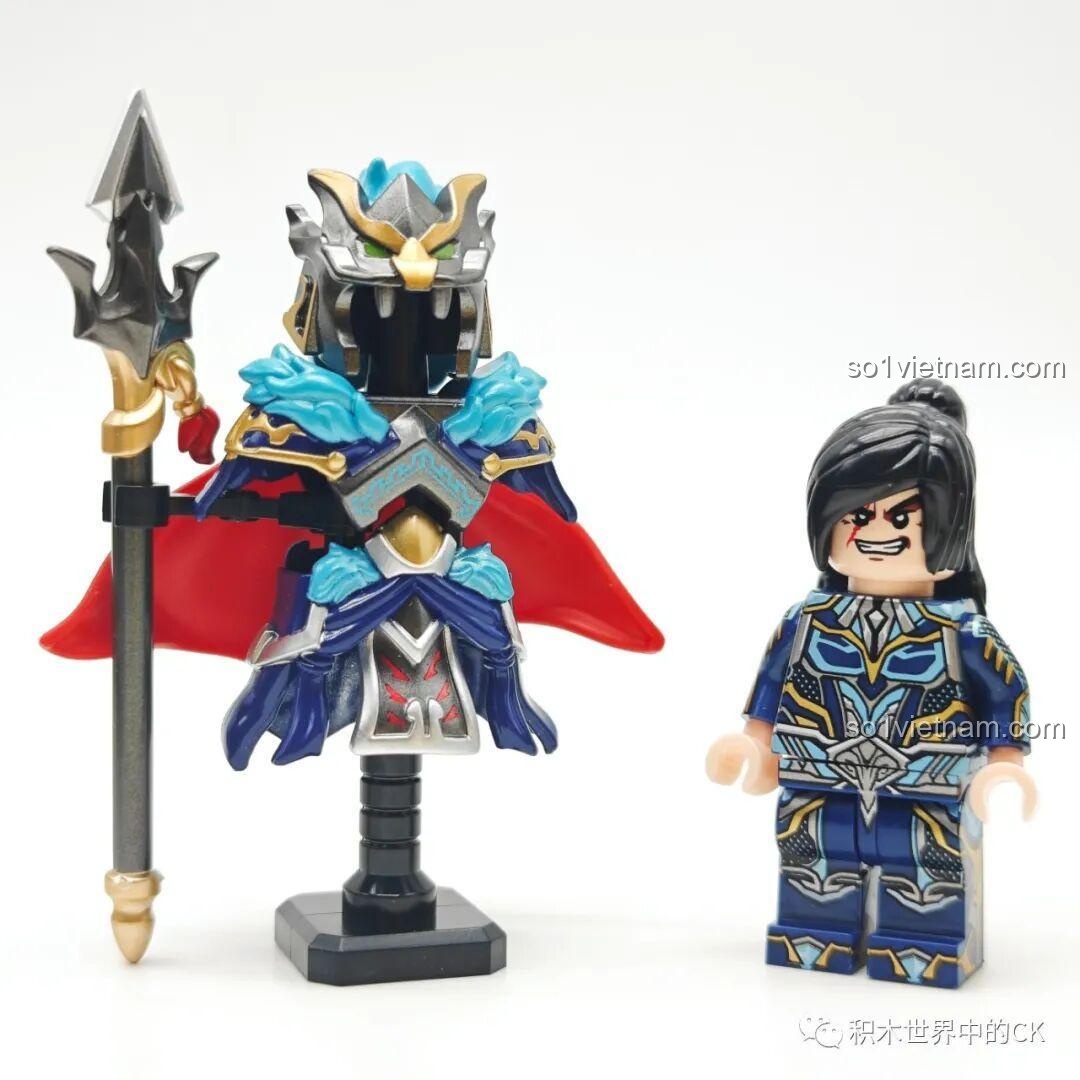 So sánh minifigure Mã Siêu trước và sau khi mặc giáp, cho thấy sự lột xác ngoạn mục thành một mãnh tướng.