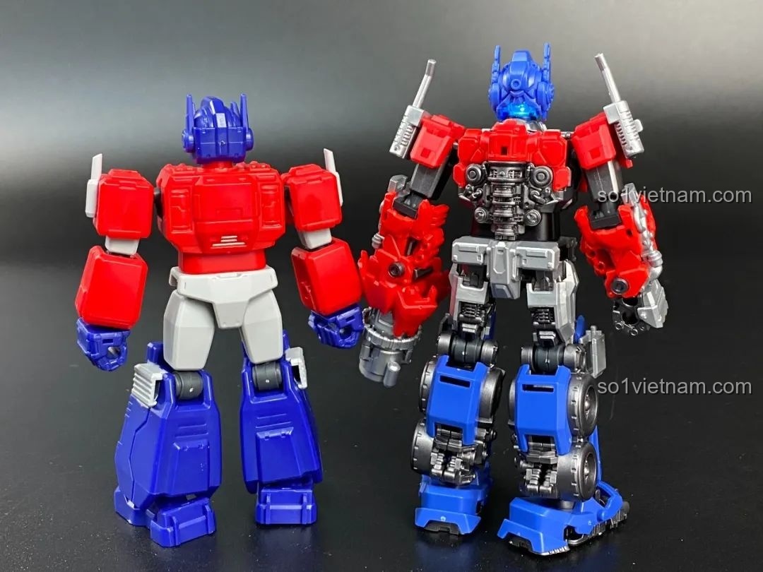 So sánh mặt sau của hai phiên bản Optimus Prime: G1 (trái) và Rise of the Beasts (phải).