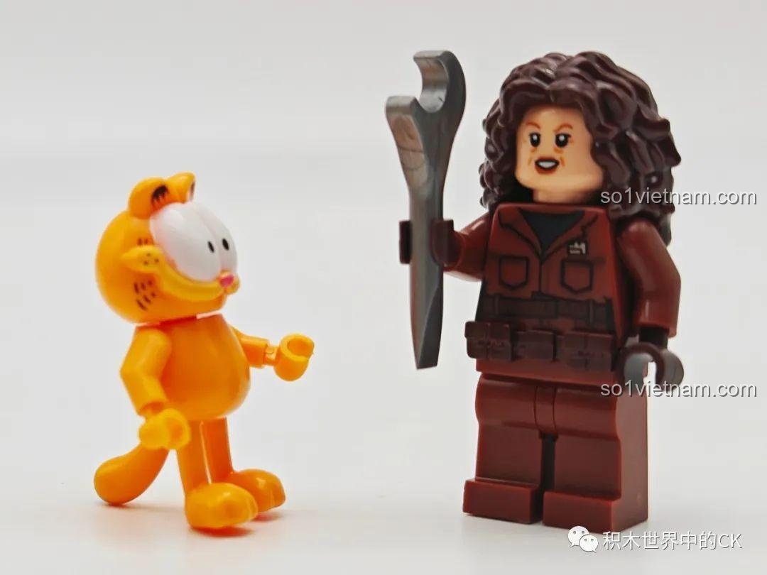 So sánh kích thước minifigure Garfield với một minifigure tiêu chuẩn, cho thấy sự độc đáo của bộ Balody 20141.