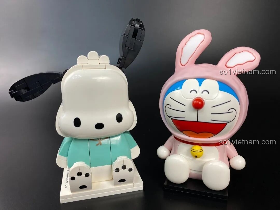 So sánh kích thước và thiết kế của hai mô hình Keeppley KUPPY: Pochacco và Doraemon Thỏ Hồng.