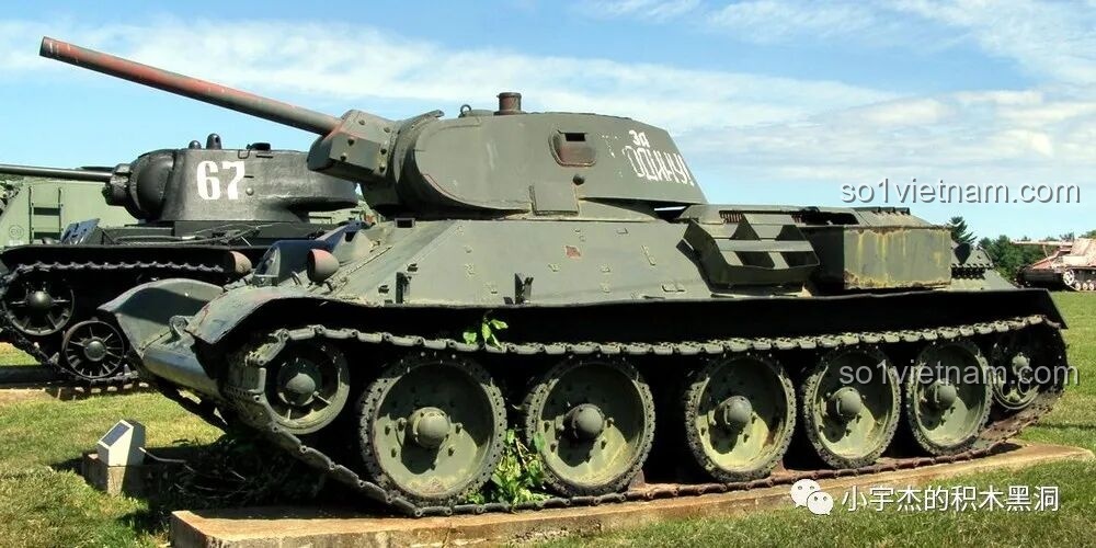 So sánh mô hình lắp ráp Panlos với hình ảnh xe tăng T-34 thật, cho thấy độ chi tiết cao.