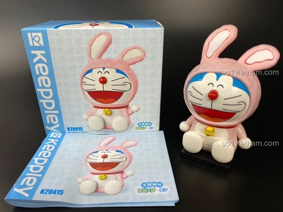 So sánh kích thước và thiết kế của hai mô hình Keeppley: Pochacco KUPPY và Doraemon thỏ hồng.