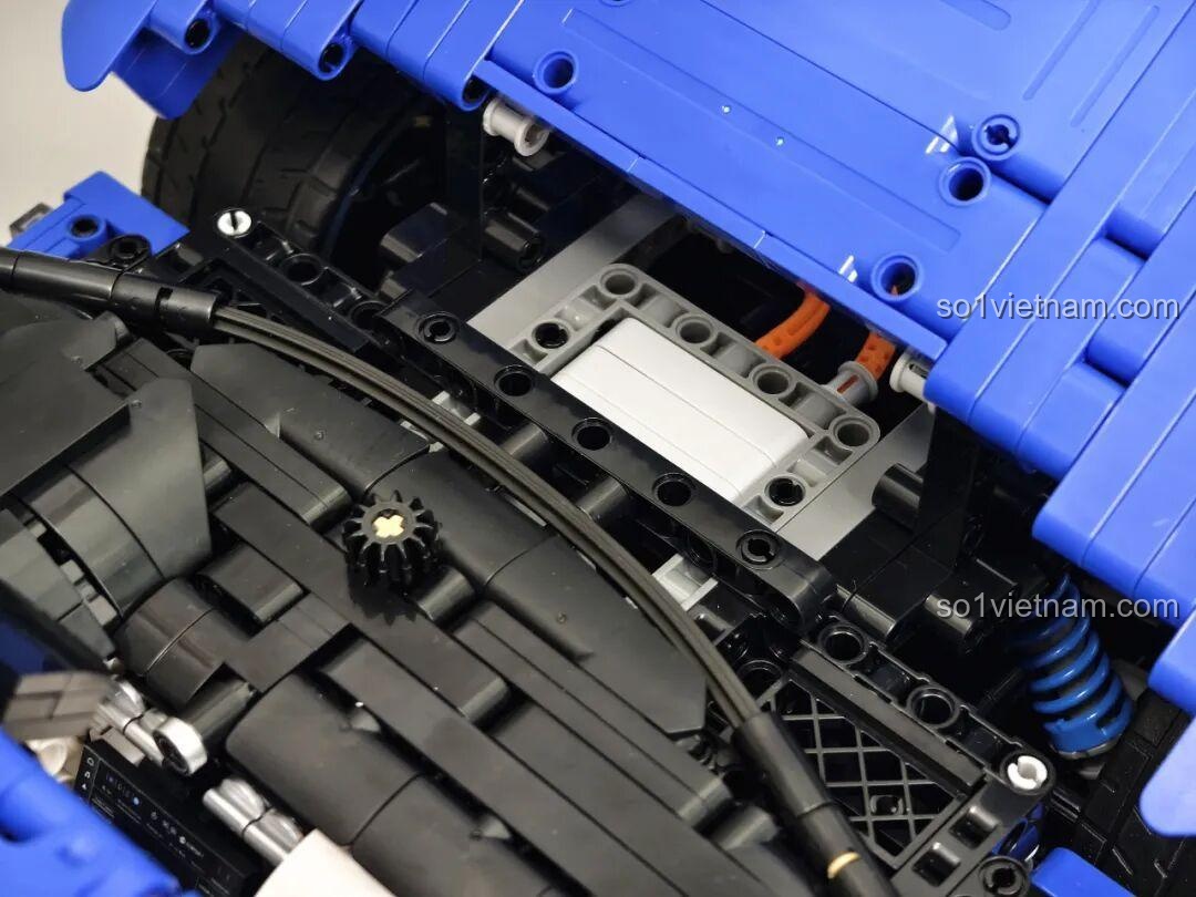 So sánh kích thước Reobrix 11010 Maserati GranTurismo 1:8 với một mô hình xe lắp ghép nhỏ hơn.