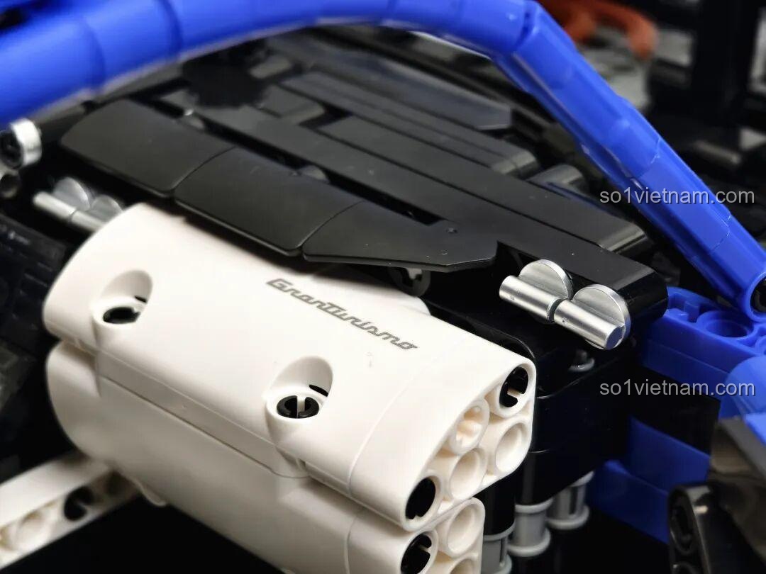 So sánh Reobrix 11010 Maserati GranTurismo 1:8 và mô hình nhỏ hơn nhìn từ phía sau.