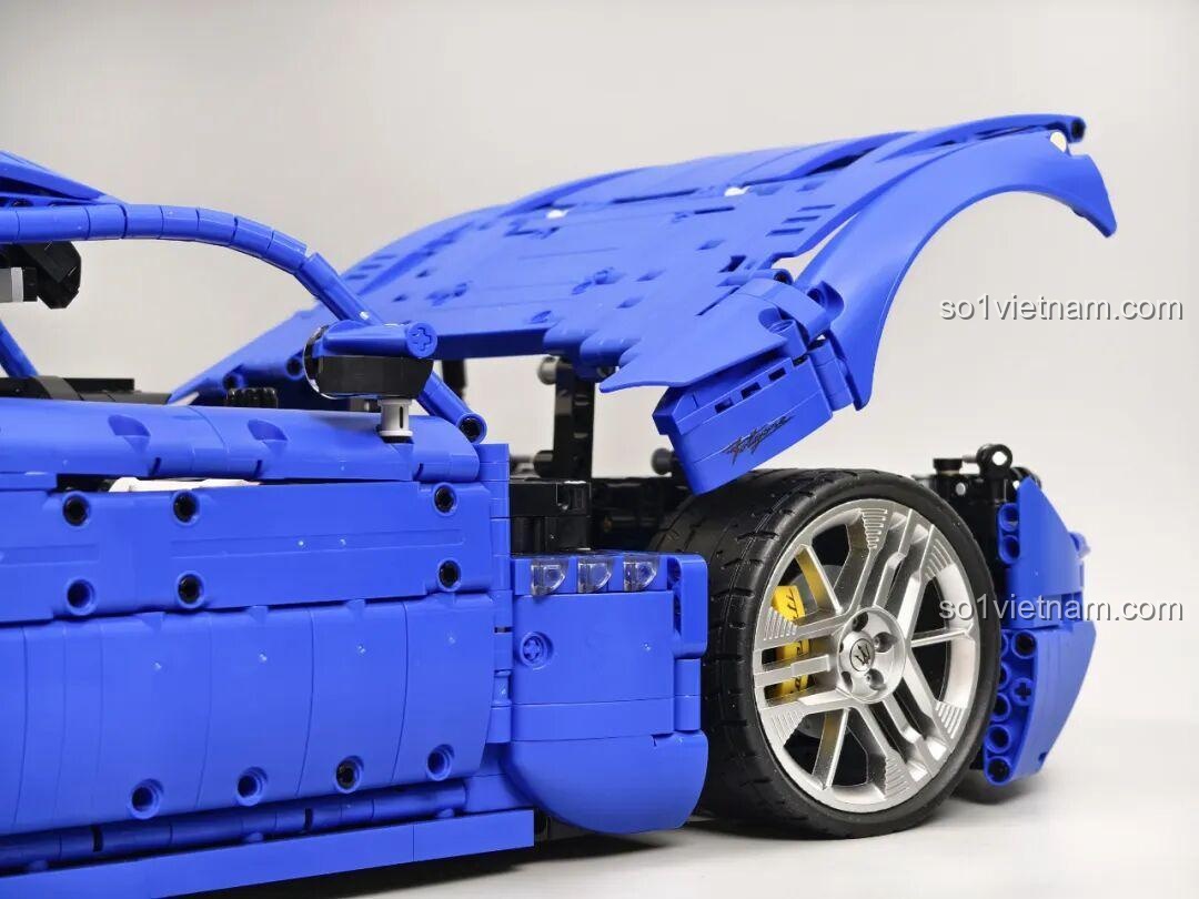So sánh Reobrix 11010 Maserati GranTurismo 1:8 và mô hình nhỏ hơn nhìn từ phía trước.
