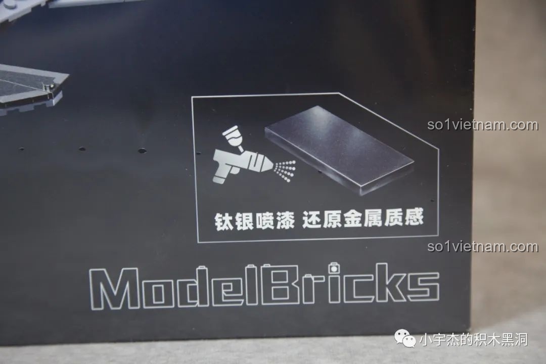 Biểu tượng sơn bạc titan trên hộp Sluban J-20 M38-B1187 Tiêm Kích Tàng Hình, nhấn mạnh tính năng sơn kim loại độc đáo của bộ lắp ghép.