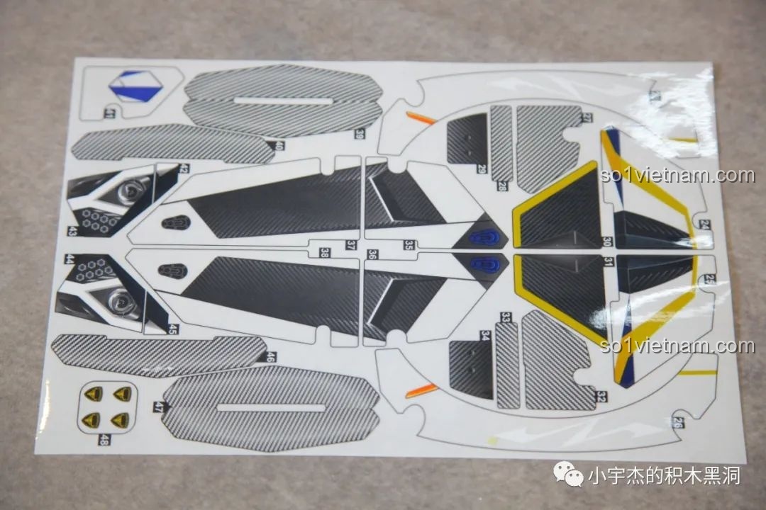 Tấm sticker thứ hai của bộ K-box 10520, với các họa tiết carbon và đèn xe, tăng độ chân thực cho mô hình.