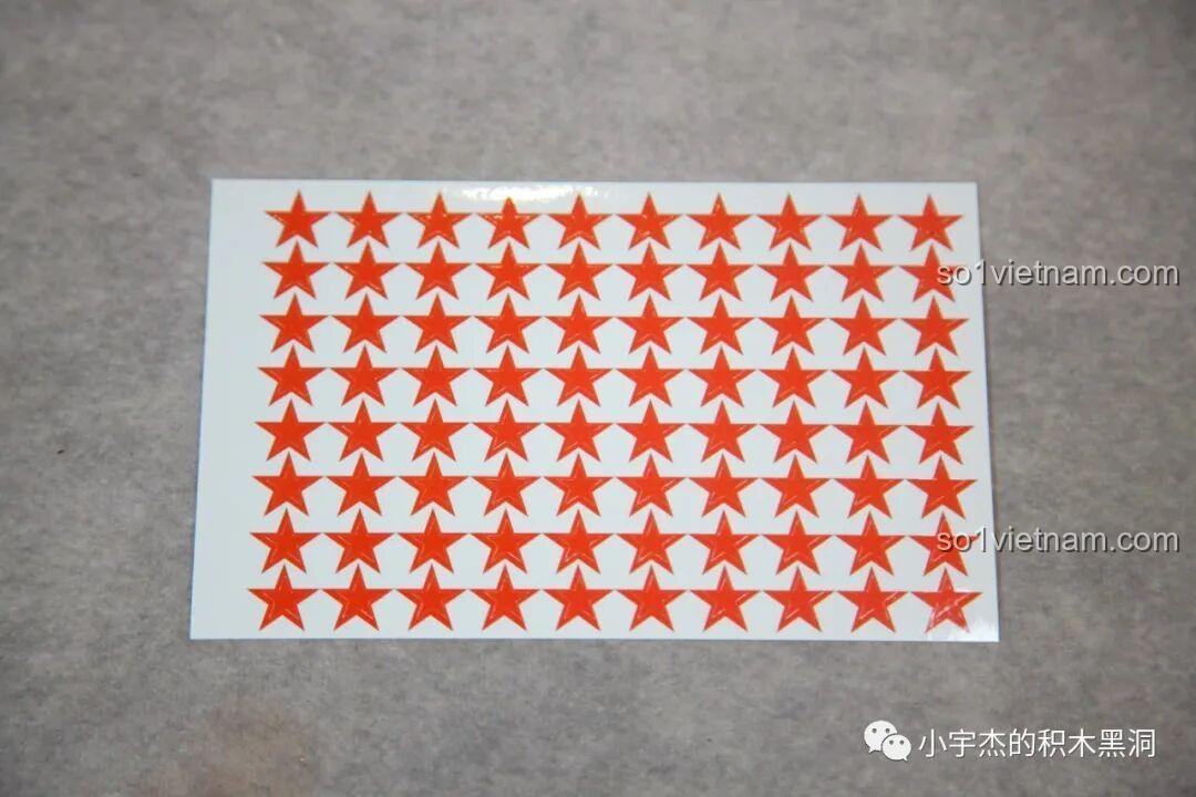 Tờ sticker hình ngôi sao năm cánh màu đỏ đi kèm trong bộ lắp ráp Rồng Thần Shenron DK 5007.