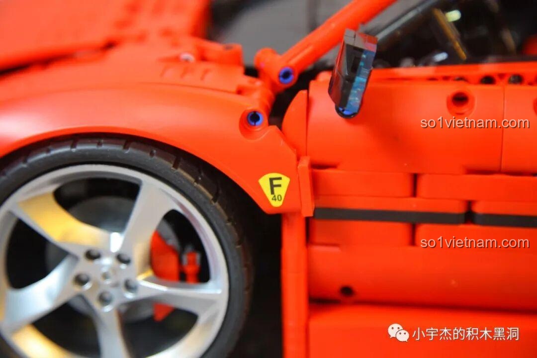 Cận cảnh sticker logo F40 nhỏ được dán gần bánh trước của xe CBOX X001, một chi tiết trang trí tinh tế.