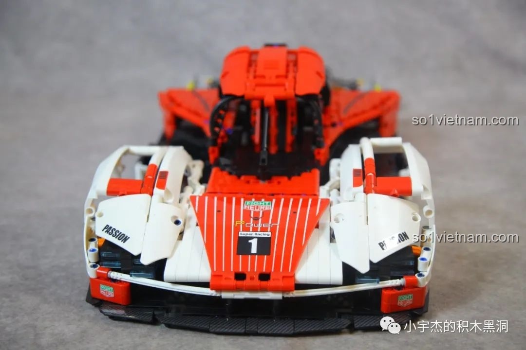 Chi tiết sticker trên nắp xe phía trước của Porsche 963 GULY