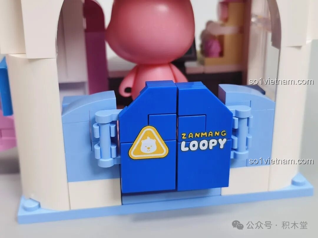 Sticker poster quảng cáo kem dâu 'Cold Drinks' được dán trên tường của tiệm kem Loopy.